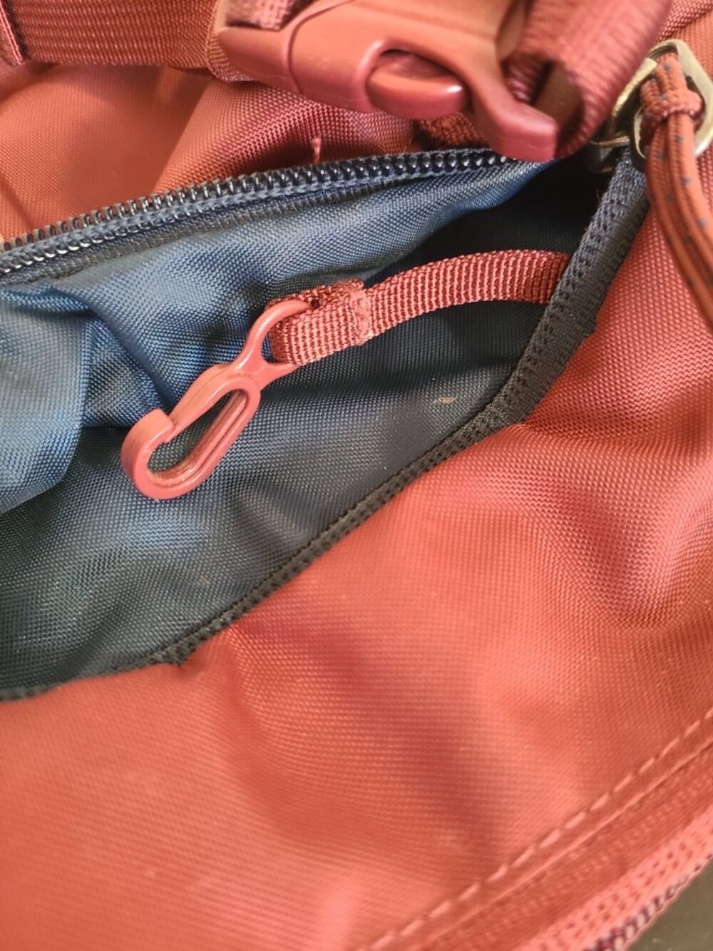 Patagonia Atom Sling 8L Bag Crossbody Hiking - Picture 6 of 7